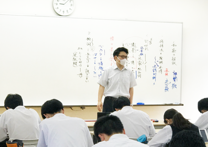 写真：高等学校　国語科　藤巻　靖教諭