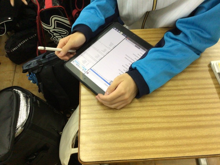 iPadで辞書アプリDONGRIを活用する生徒