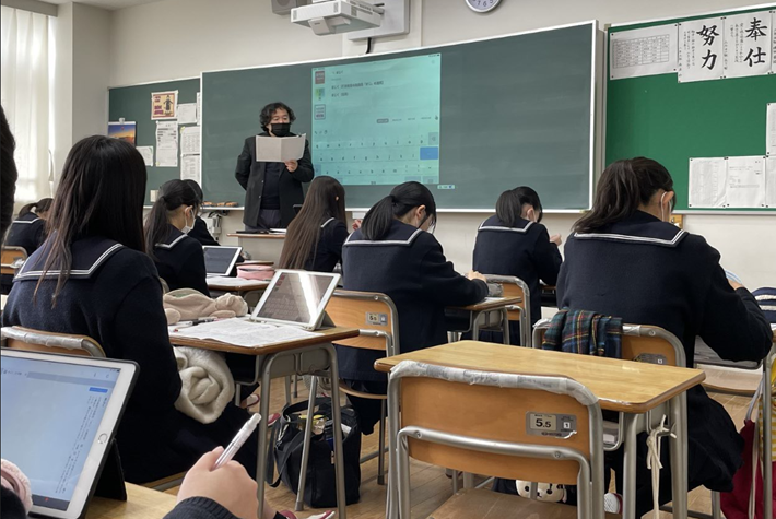 DONGRIの辞書画面を黒板に投影して授業を行う国語科 久保田 教諭