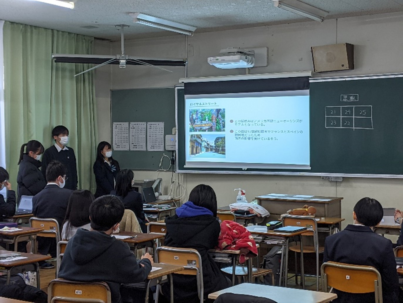 電子黒板で探究学習発表会を行う生徒たち